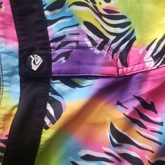 NWOT Roxy reversable board shorts, black/multi coloured - Picture 7 of 8